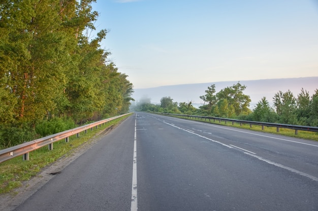 Route déserte tôt le matin