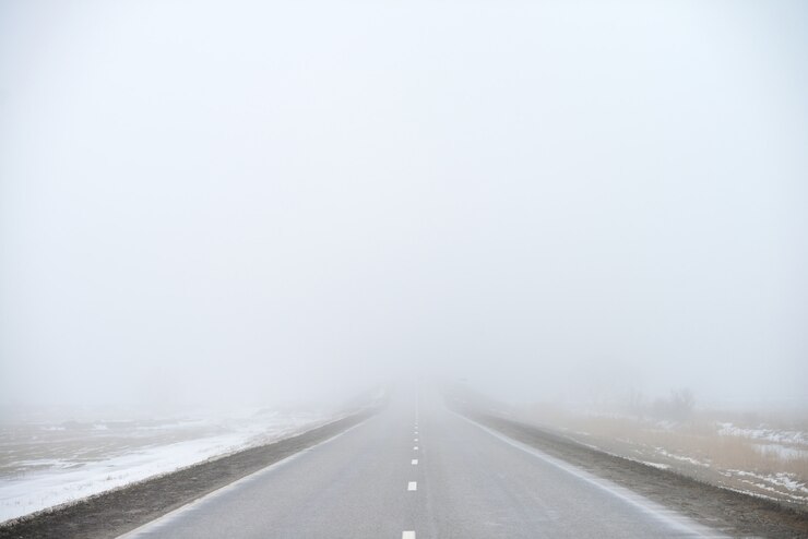 Route disparaissant dans le brouillard