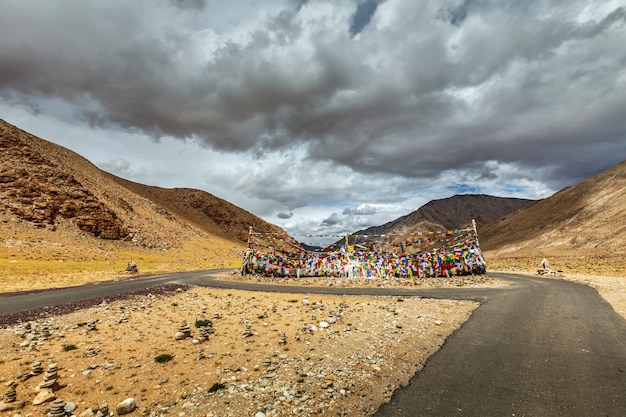 Route et drapeaux de prière bouddhistes au Ladakh