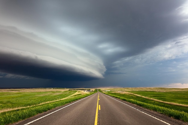 Une route droite avec des nuages d'orage spectaculaires dans le Montana