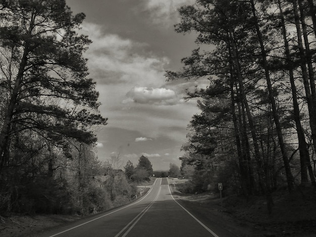 Photo une route droite vide contre un ciel nuageux