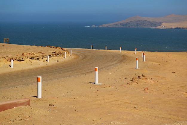 La route du désert le long de l&#39;océan, réserve nationale de Paracas dans la région d&#39;Ica au Pérou