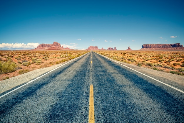 Route du désert menant à Monument Valley, Utah, USA