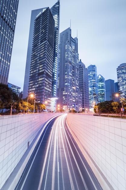 Route du tunnel de la ville à la tombée de la nuit avec des bâtiments financiers modernes à shanghai