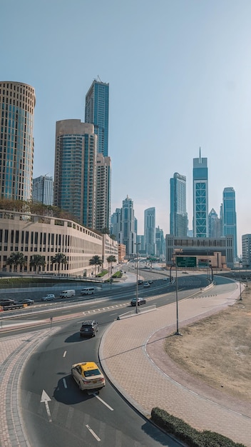 Une route à dubaï avec un grand bâtiment en arrière-plan