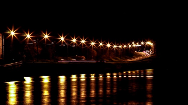 Route éclairée par la rivière la nuit