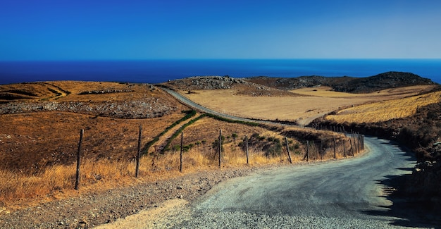 Une route entre une mer et les montagnes à Rethimno, Crète, Grèce