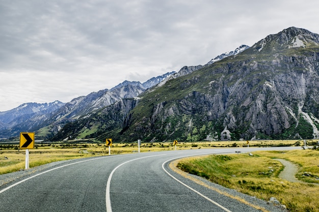 Route entre les montagnes Rocheuses dans le parc national du Mont Cook, Nouvelle-Zélande