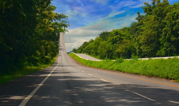 La route est une autoroute pour voyager