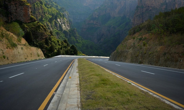 La route est une route avec des montagnes et des arbres