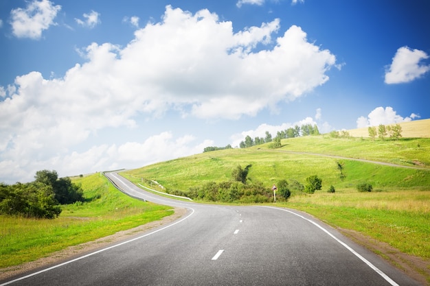 Route d'été dans les collines