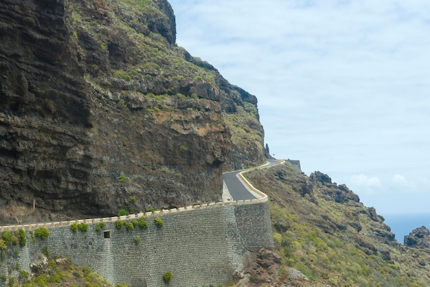 La route et les falaises de l'île de Tenerife