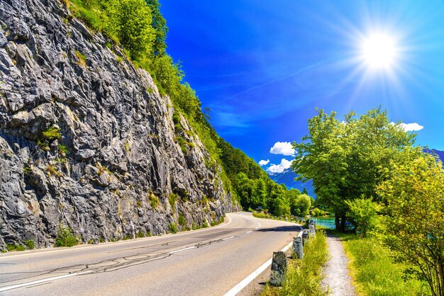 Route avec falaises Lac de Thoune Thunersee Berne Suisse