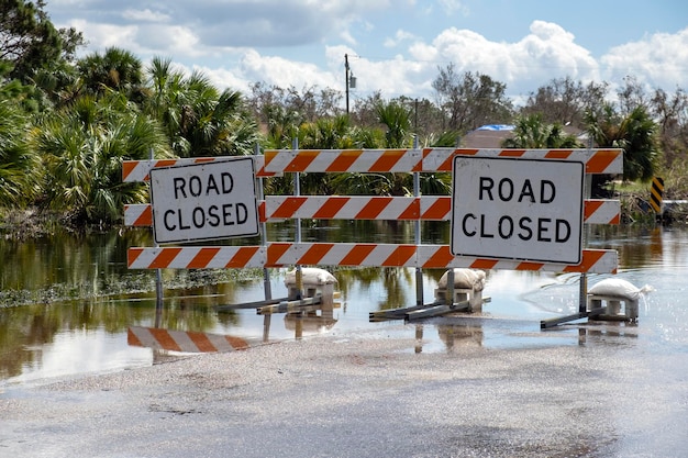 Route fermée pour travaux routiers et danger d'inondation avec des panneaux d'avertissement bloquant la conduite des voitures
