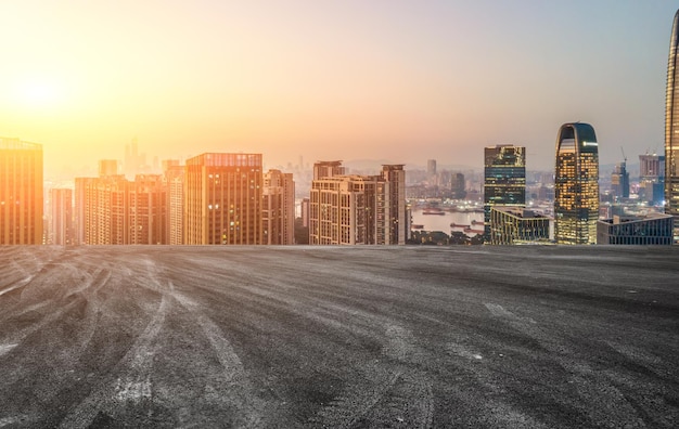 Route et fond de bâtiments de la ville moderne chinoise