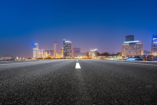 Route et fond de bâtiments de la ville moderne chinoise