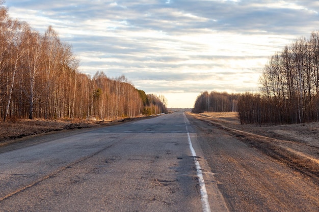 La route à gauche est le nom de la route