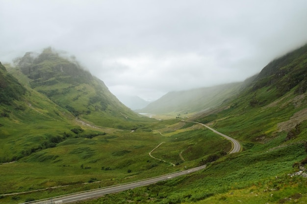 Photo route à glencoe à côté des montagnes des trois sœurs