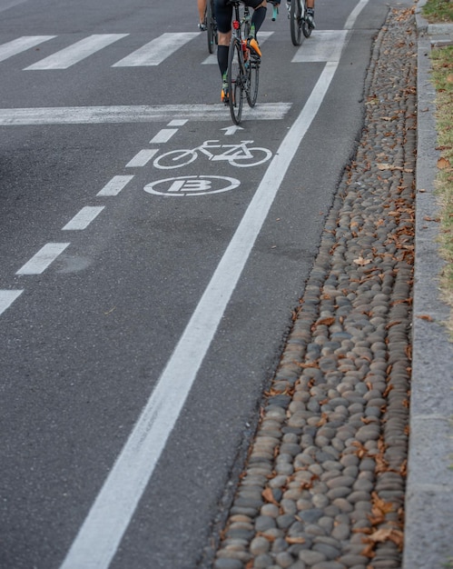 Route goudronnée avec bandes cyclables