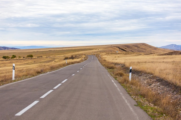 Route goudronnée dans le désert de Gareji Géorgie