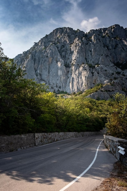 Route goudronnée dans les montagnes beau soleil vacances d'été