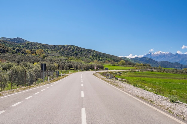 Route goudronnée incurvée dans les hautes montagnes d'Albanie.