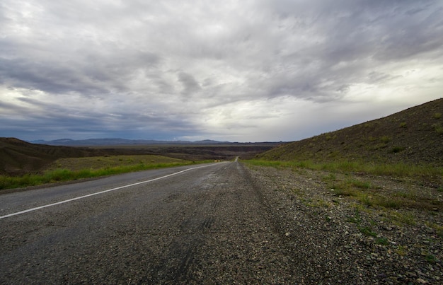 route goudronnée mystique brumeuse