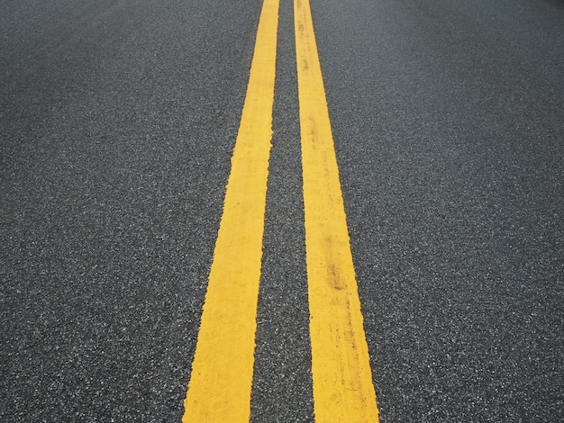 Route goudronnée avec une paire de ligne jaune