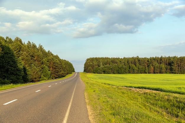 Route goudronnée pour la circulation automobile