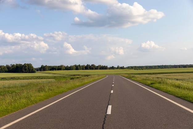 Route goudronnée pour la circulation automobile