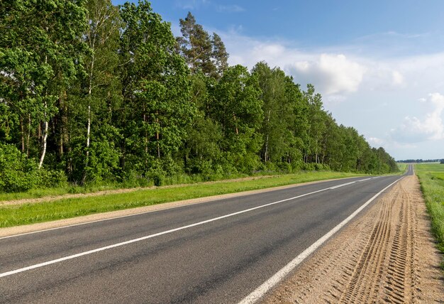 Route goudronnée pour la circulation automobile