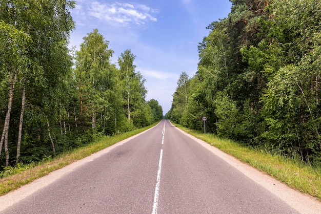 Route goudronnée pour la circulation automobile