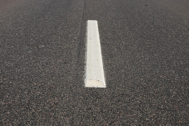 Route goudronnée avec un seul marquage routier à ligne blanche solide