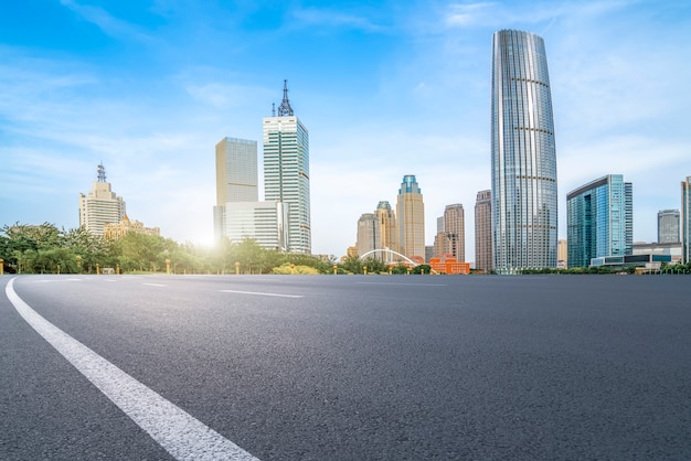 La route goudronnée vide est construite le long des bâtiments commerciaux modernes dans les villes chinoises.