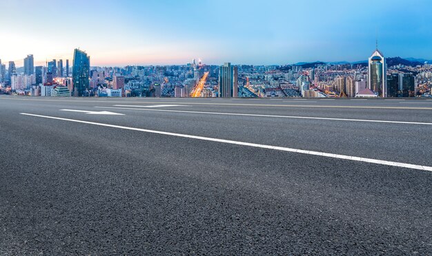 Route goudronnée vide et horizon de la ville et paysage de construction, Chine.