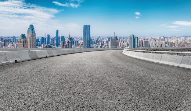 Route goudronnée vide et horizon de la ville et paysage de construction, Chine.