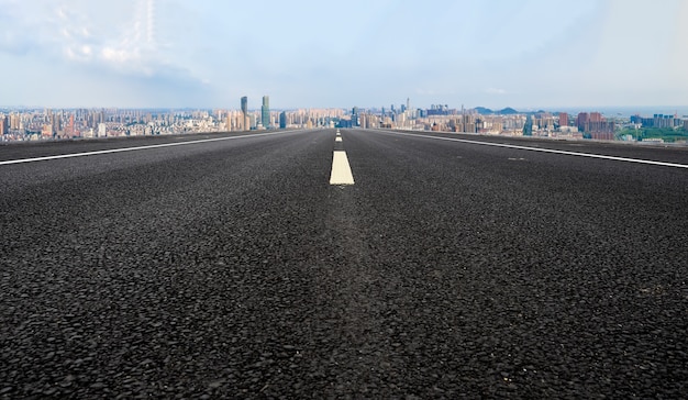 Route goudronnée vide et horizon de la ville et paysage de construction, Chine.