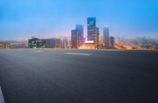 Route goudronnée vide et horizon de la ville et paysage de construction, Chine.