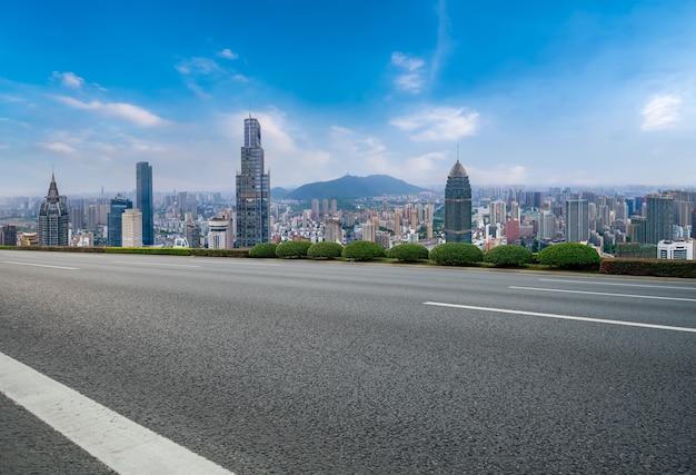 Route goudronnée vide et horizon de la ville et paysage de construction, Chine.