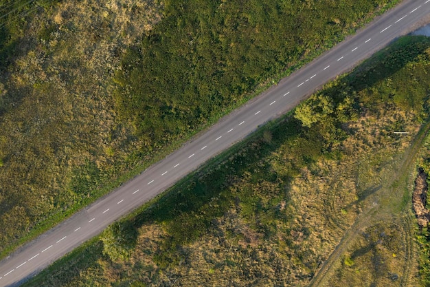 route goudronnée vue d'en haut drone tir