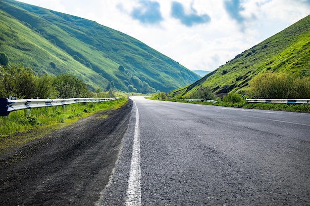 Route à grande vitesse avec fond nuageux