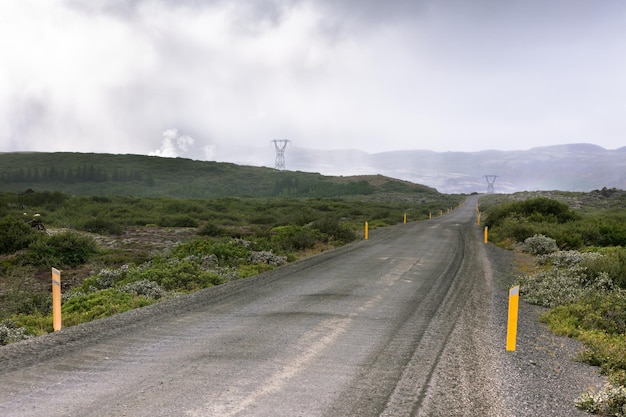 Route de gravier à travers la zone géothermique en Islande