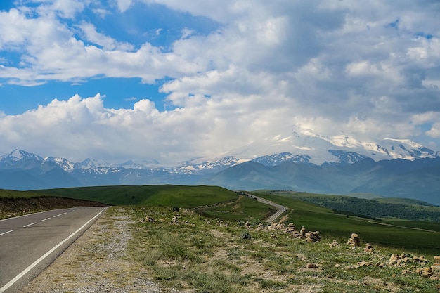 La route de haute montagne vers le tractus de JilySu Caucase KabardinoBalkaria Russie