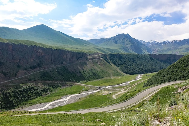La route de haute montagne vers le tractus de JilySu Caucase KabardinoBalkaria Russie