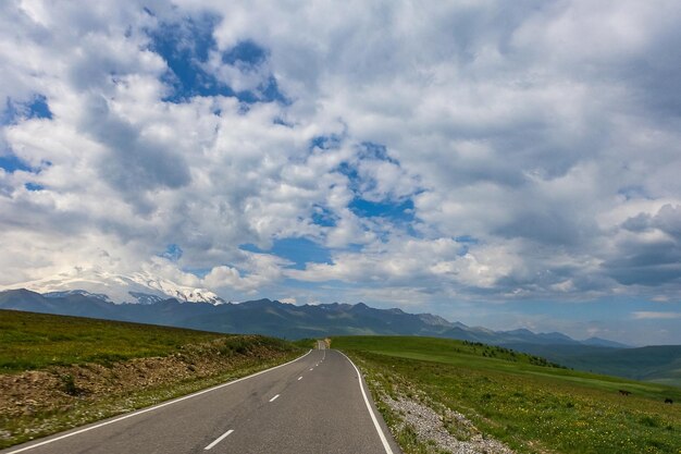 La route de haute montagne vers le tractus de JilySu Caucase KabardinoBalkaria Russie