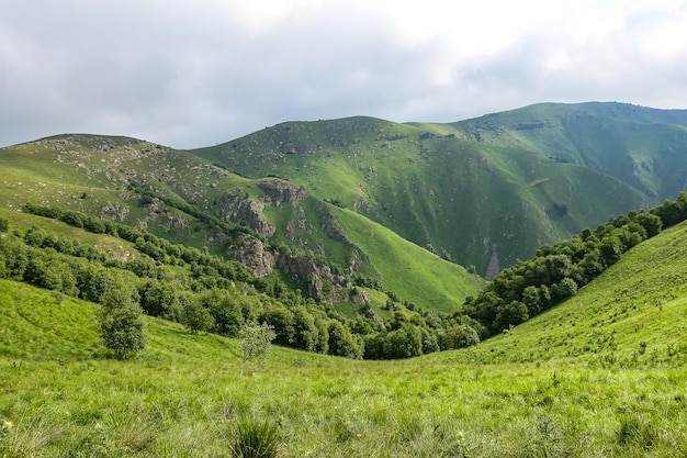 La route de haute montagne vers le tractus de JilySu Caucase KabardinoBalkaria Russie