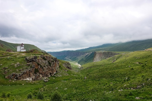 La route de haute montagne vers le tractus de JilySu Caucase KabardinoBalkaria Russie