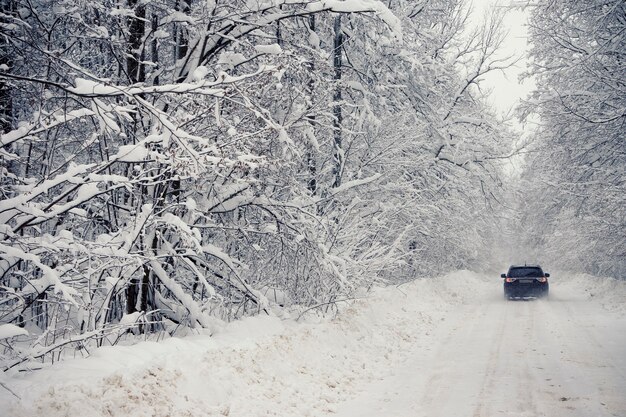 Route d'hiver après les chutes de neige