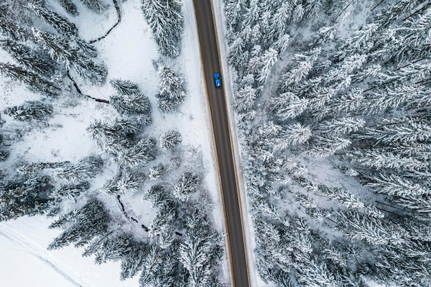 Route d'hiver dans les montagnes Drone View