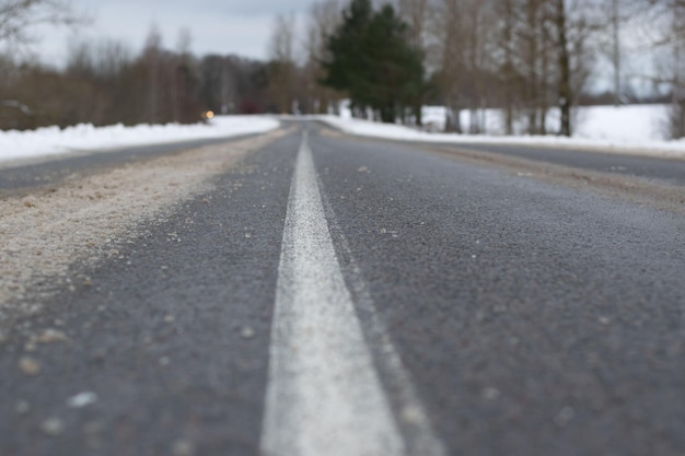 Route d'hiver glacée traitée par les services routiers